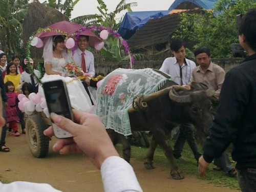Đổ tiền tỷ, xe sang để mua hạnh phúc?! ảnh 3