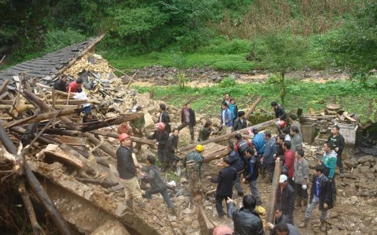 Trung Quốc: Lở đất, chôn sống hàng chục trẻ em ảnh 1