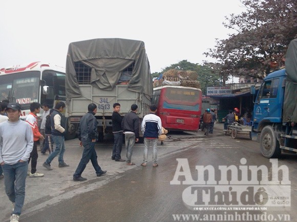 3 ô tô kẹp đầu nhau, quốc lộ 1A tắc nghẽn ảnh 2