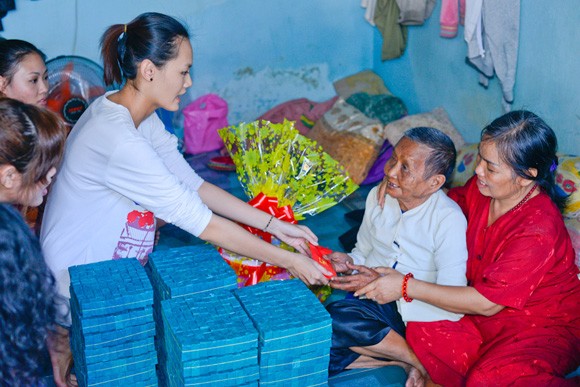 Quán quân Mai Giang giản dị trong buổi từ thiện ảnh 4