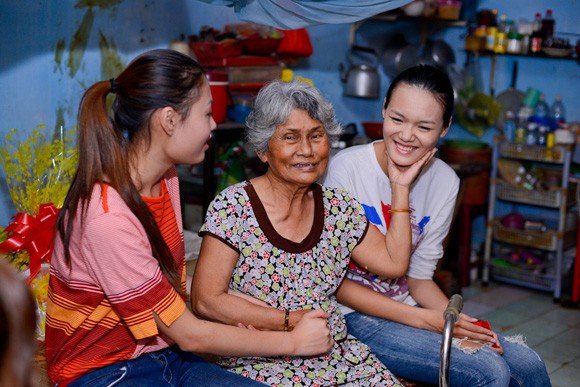 Quán quân Mai Giang giản dị trong buổi từ thiện ảnh 6