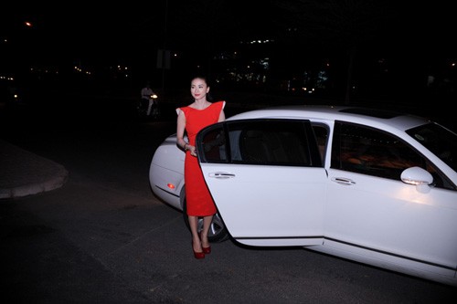 Ngô Thanh Vân rực rỡ bên siêu xe Bentley ảnh 2