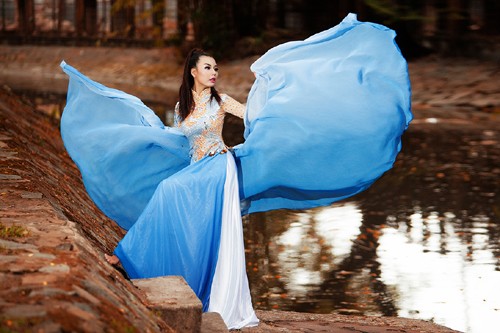 Siêu mẫu Lại Thanh Hương "đẹp như tranh" với áo dài lụa ảnh 3