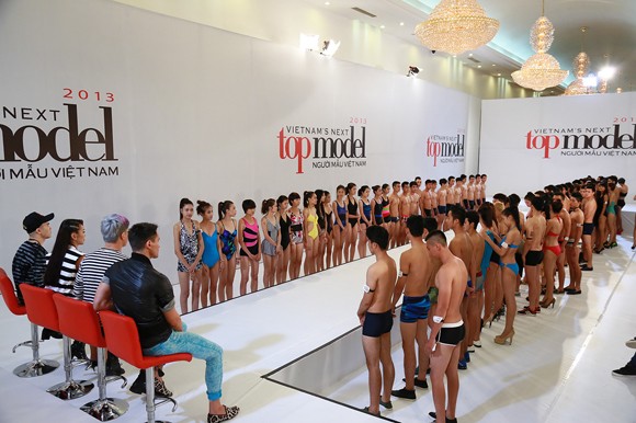 Thí sinh Top model 2013 khoe hình thể trong trang phục áo tắm ảnh 1