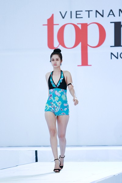 Thí sinh Top model 2013 khoe hình thể trong trang phục áo tắm ảnh 4