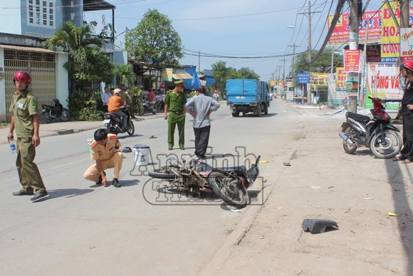 Xe tải tông nát đuôi xe máy, hai người nguy kịch ảnh 1