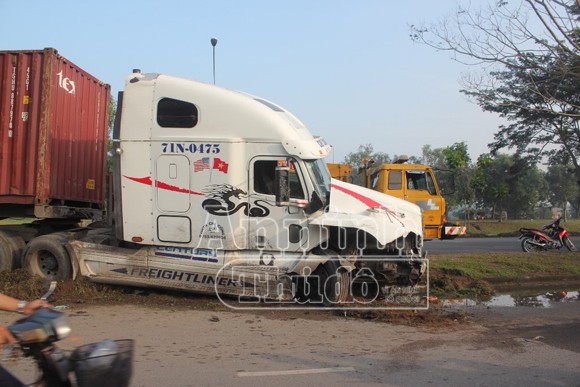 Container tông nát xe 7 chỗ, nhiều người thoát chết vì... đi vệ sinh ảnh 3