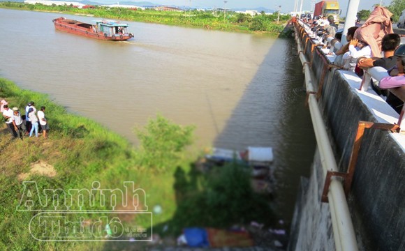Phát hiện một xác chết dưới sông, cổ đeo đầy đá ảnh 2
