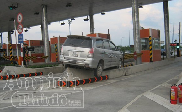 “Xế hộp” cưỡi dải phân cách trước trạm thu phí ảnh 1