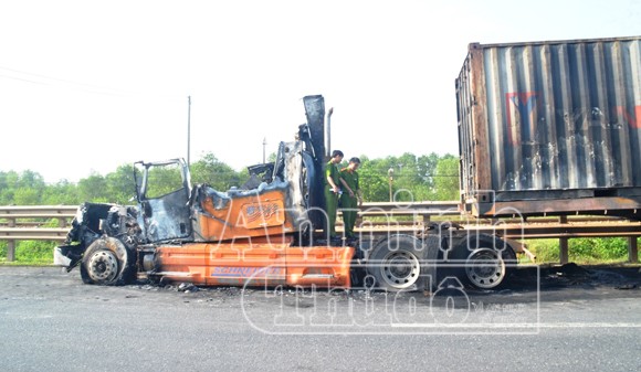 Xe container bỗng dưng phát cháy dữ dội ảnh 2