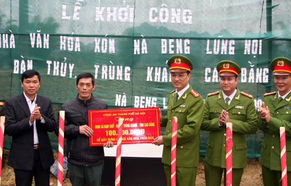 CATP Hà Nội tặng 100 triệu đồng xây dựng nhà văn hóa thôn bản ở Cao Bằng ảnh 11