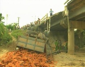 Ô tô lật xuống chân cầu lúc rạng sáng, 4 người bị thương ảnh 2