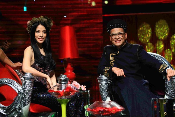 Trương Ngọc Ánh diện yếm lấp lánh, kết đôi với MC Thanh Bạch ảnh 1