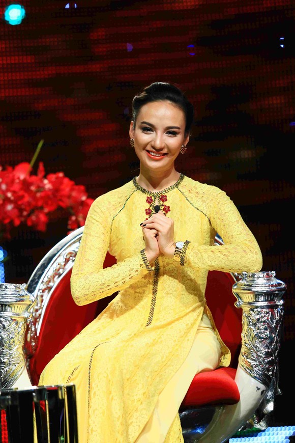 Trương Ngọc Ánh diện yếm lấp lánh, kết đôi với MC Thanh Bạch ảnh 2