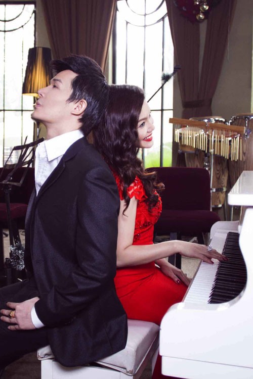 Ngọc Anh diện váy đỏ gợi cảm, tình tứ bên "đối thủ" ảnh 3