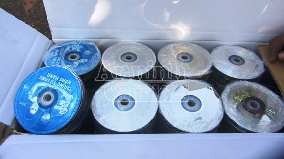 Bắt xe khách giấu 26.000 đĩa lậu trong gầm xe ảnh 1