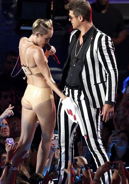 Miley Cyrus gây sốc bởi nụ hôn đồng giới, khỏa thân và nhảy kích dục ảnh 3