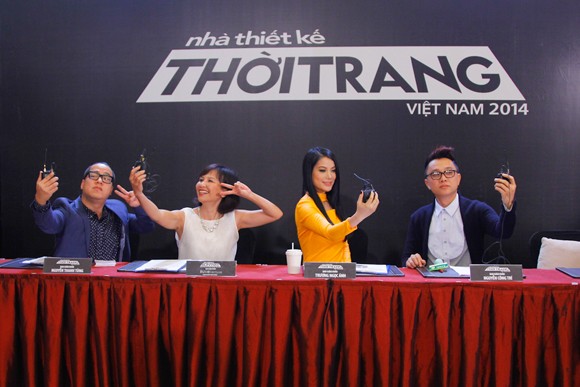 Trương Ngọc Ánh nhí nhảnh "tự sướng" bên 2 giám khảo nam ảnh 1