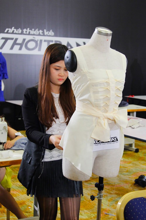Trương Ngọc Ánh nhí nhảnh "tự sướng" bên 2 giám khảo nam ảnh 7