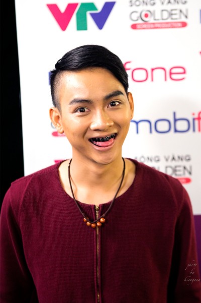Hoài Lâm nhuộm răng đen, giả hot boy "Tình người duyên ma" ảnh 2