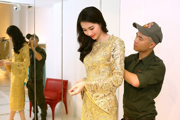 Đỗ Mạnh Cường ân cần sửa váy cho Hoa hậu Đặng Thu Thảo ảnh 2