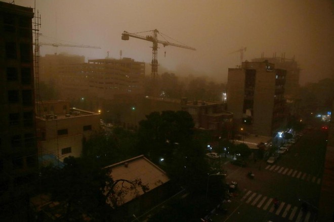 Bão cát kinh hoàng ập vào Thủ đô Iran, hàng chục người thương vong ảnh 1