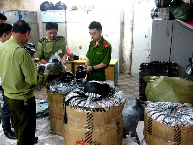 Ngăn chặn kịp thời vụ tuồn ra thị trường 500 chiếc mũ bảo hiểm rởm ảnh 1