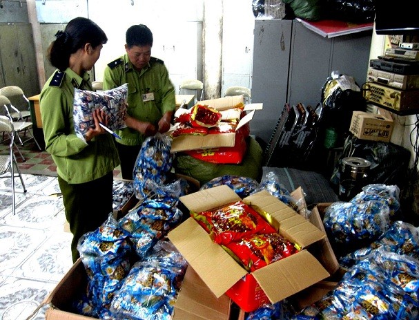 Thu giữ nhiều loại bánh kẹo nhập lậu tại chợ Đồng Xuân ảnh 1