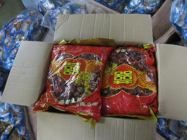 Thu giữ nhiều loại bánh kẹo nhập lậu tại chợ Đồng Xuân ảnh 2