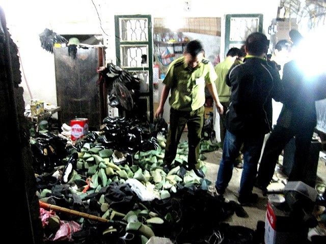 Triệt phá xưởng sản xuất giày quân trang giả ảnh 1