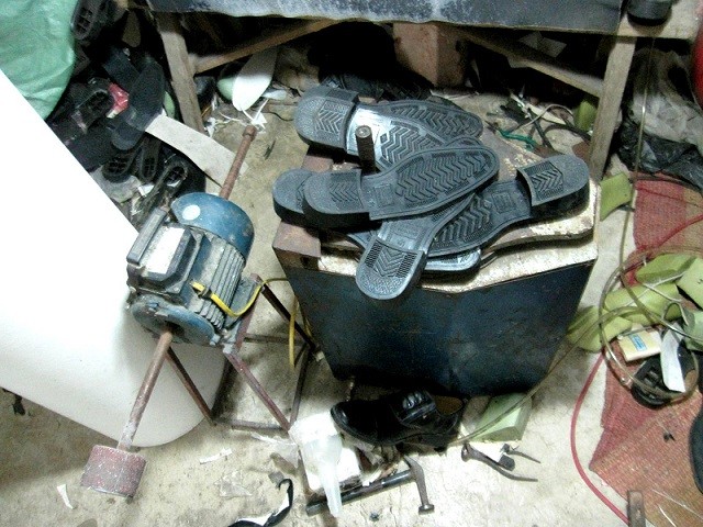 Triệt phá xưởng sản xuất giày quân trang giả ảnh 2
