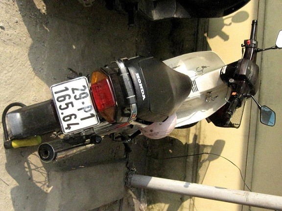 Thu giữ hàng chục chai rượu ngoại bạc triệu nhập lậu ảnh 1