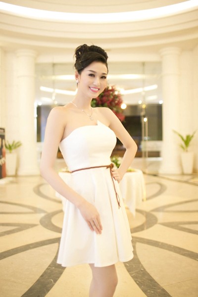Khánh My khoe vai gầy chân thon ảnh 3
