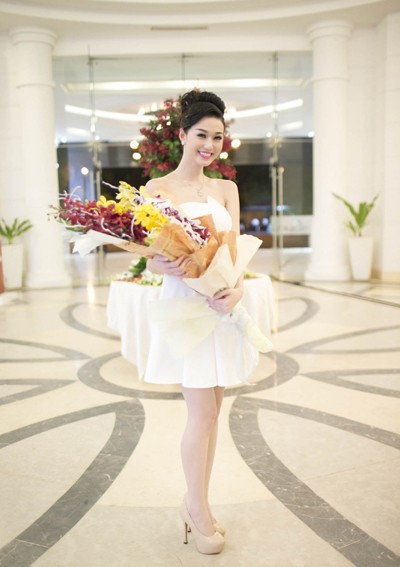 Khánh My khoe vai gầy chân thon ảnh 4
