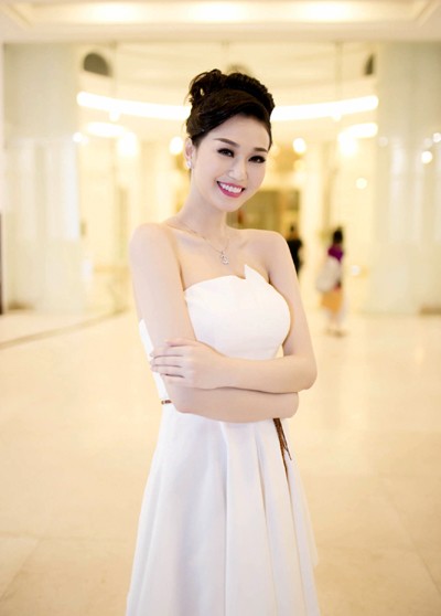 Khánh My khoe vai gầy chân thon ảnh 7