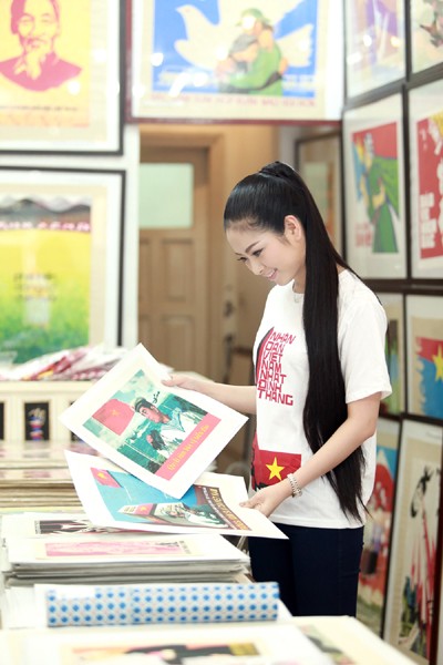 Hoa hậu Ngọc Anh tươi trẻ với áo in tranh cổ động ảnh 4
