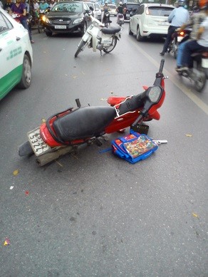 Vừa tập thể dục xong thì bị xe máy tông ngất xỉu ảnh 1