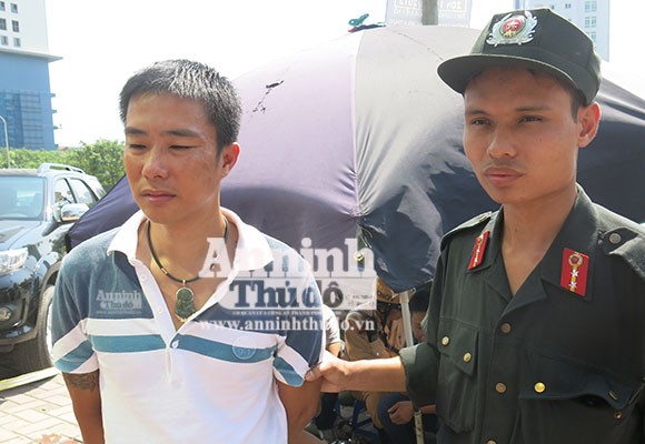 Đi đường mang theo súng, điều tra lộ ra án truy nã ảnh 2