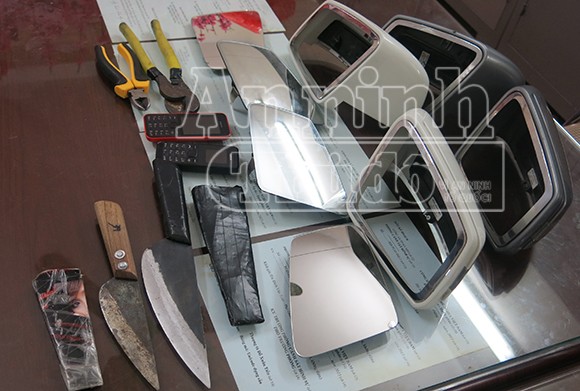 Lợi dụng khách đang chúc Tết, trộm ở ngoài “nhảy” gương xe ảnh 3