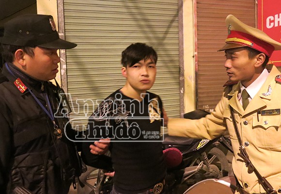 Đang cai nghiện heroin lại mua ma túy đá về sử dụng ảnh 1