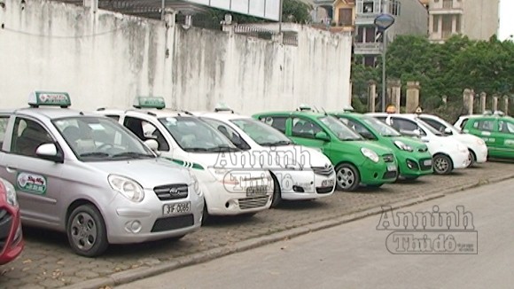 Hà Nội: “Taxi dù” hết cửa làm ăn bên ngoài bến ảnh 1