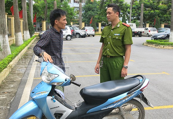 Thiếu tiền, “mượn” xe của bạn mang đi “cắm” ảnh 1