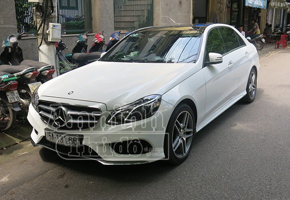 Mang theo súng K59, "bay lắc" ngay trên xế sang Mercedes ảnh 2