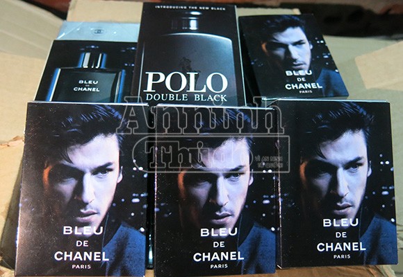 Sốc: Nước hoa Chanel, Gucci… đổ đống ngoài bãi xe ảnh 2