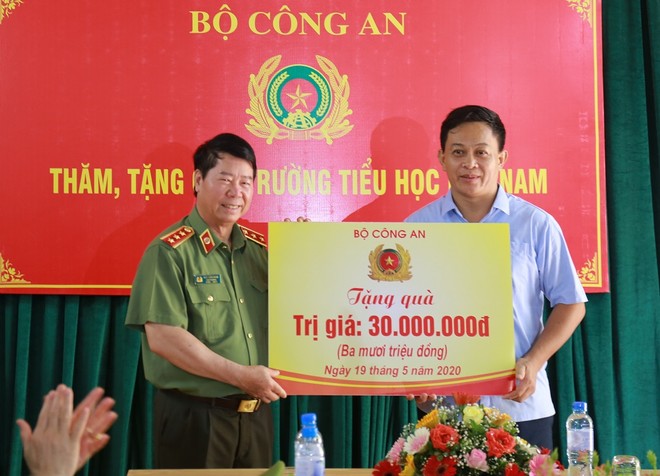 Thứ trưởng Bùi Văn Nam trao quà tặng Trường Tiểu học Nhã Nam.