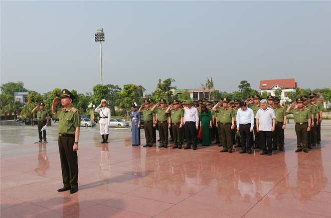 Đoàn đại biểu Đảng ủy Công an Trung ương, Bộ Công an dâng hoa tưởng niệm Chủ tịch Hồ Chí Minh