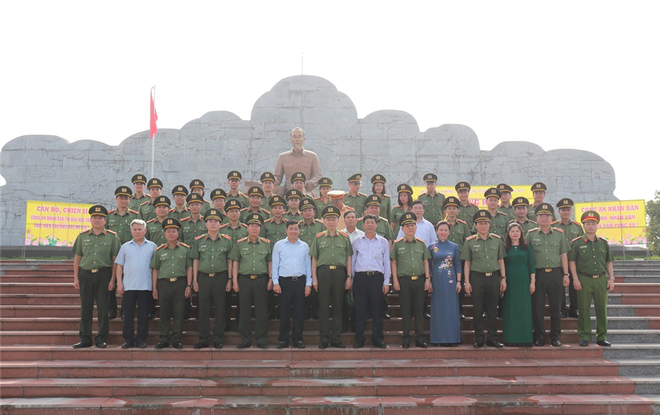 Bộ trưởng Tô Lâm cùng các đại biểu tại Khu lưu niệm.