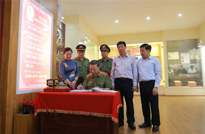 Đoàn đại biểu Đảng ủy Công an Trung ương, Bộ Công an dâng hoa tưởng niệm Chủ tịch Hồ Chí Minh ảnh 6