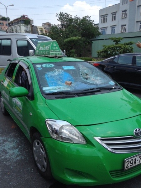 Bắt khẩn cấp tài xế taxi Mai Linh húc CSGT, bỏ chạy cả cây số ảnh 1