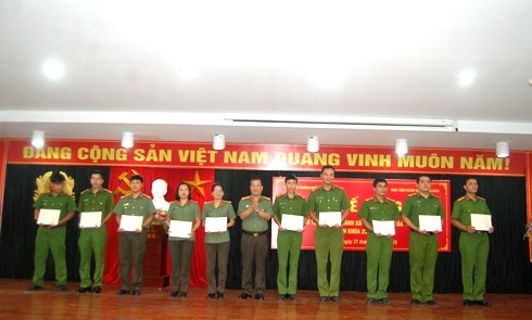 Đại tá Đoàn Ngọc Hùng, Phó Giám đốc CATP Hà Nội trao Bằng Cử nhân cho các học viên